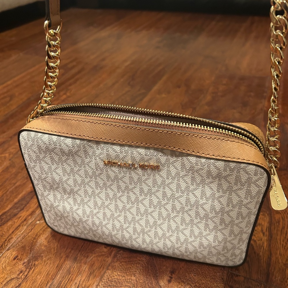 Michael Kors Beige and white Crossbody or shoulder bag purse with gold chain - Picture 4 of 7